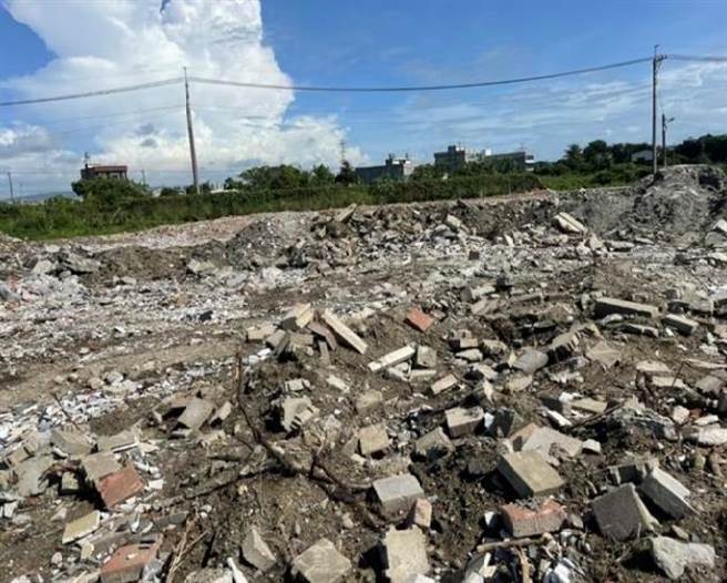 陳姓男子非法從台南載運廢棄物到高雄市湖內區填埋。（翻攝照片／林瑞益高雄傳真）