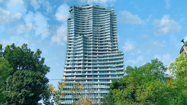 「富邦天空樹」是日本建築大師伊東豊雄大作，規畫森林庭院以及結構工法加持，被視為收藏性與獨特性。（盧金足攝）