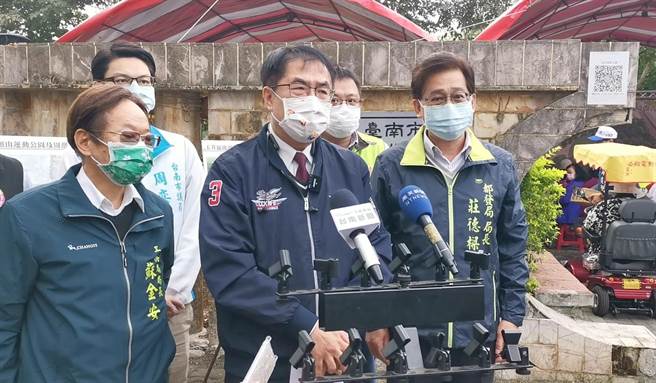 謝龍介稱歷來市長第1任不做事拚連任，台南市長黃偉哲（前中）回應，選民眼光是雪亮的。（劉秀芬攝）