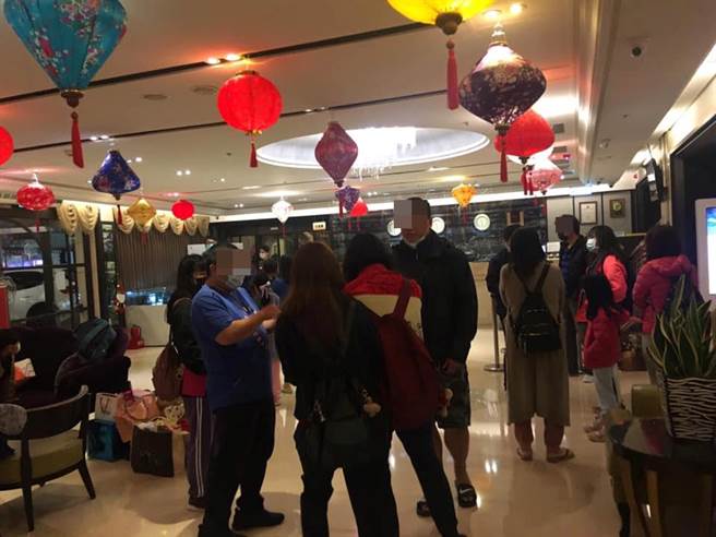 网友抱怨元旦入住某饭店，凌晨时因为某住户在房间抽菸，导致警铃大作，隔天一大票旅客气愤地到柜台要求给个交代，甚至要求抽菸旅客当眾向他们道歉。（翻摄自脸书「爆料公社」）