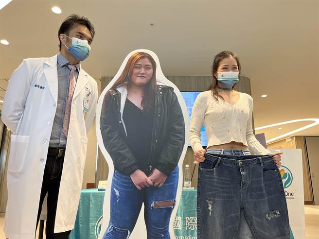24岁护理师小安接受「缩胃旷肠减重手术」，成功甩掉40公斤体重，比对减肥前的裤装，整整少掉一半的腰身。（袁庭尧摄）