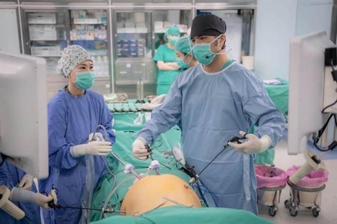 「缩胃旷肠减重手术」透过腹腔镜切除袖状胃同时缩短小肠路径，安全性高且长期併发症比例较低，一年后可减少约85％的过多体重。（博田国际医院提供／袁庭尧高雄传真）