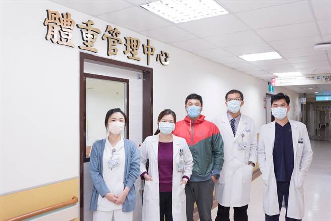 高医体重管理中心团队，包括卫教师黄雅玮（左起）、运动指导师赖玠豪、家医科主任李纯莹、胸腔外科主任张博智、内科医师王俊伟等人。（高医提供／袁庭尧高雄传真）