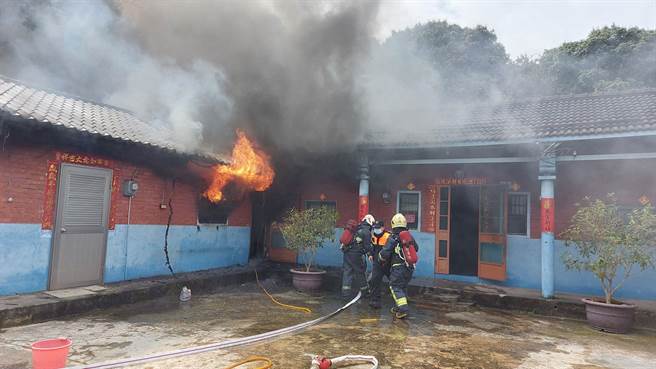 彰化市宝山路的三合院上午起火，彰化县消防局迅速灭火，无人伤亡。（彰化县消防局提供／吴敏菁彰化传真）