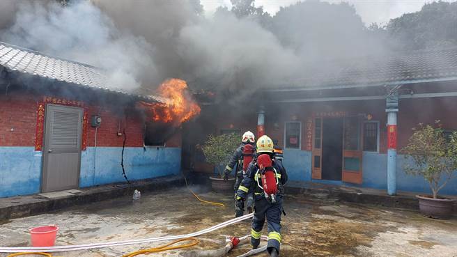 彰化市宝山路的三合院上午起火，彰化县消防局迅速灭火，无人伤亡。（彰化县消防局提供／吴敏菁彰化传真）