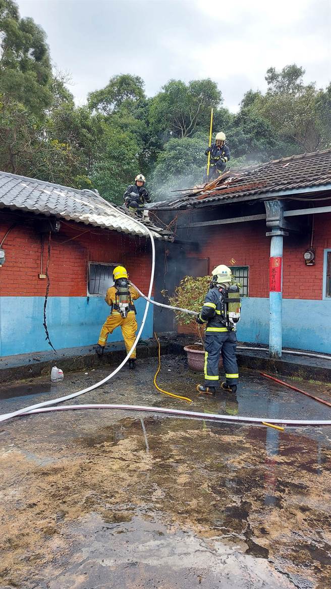 彰化市宝山路的三合院上午起火，彰化县消防局迅速灭火，无人伤亡。（彰化县消防局提供／吴敏菁彰化传真）