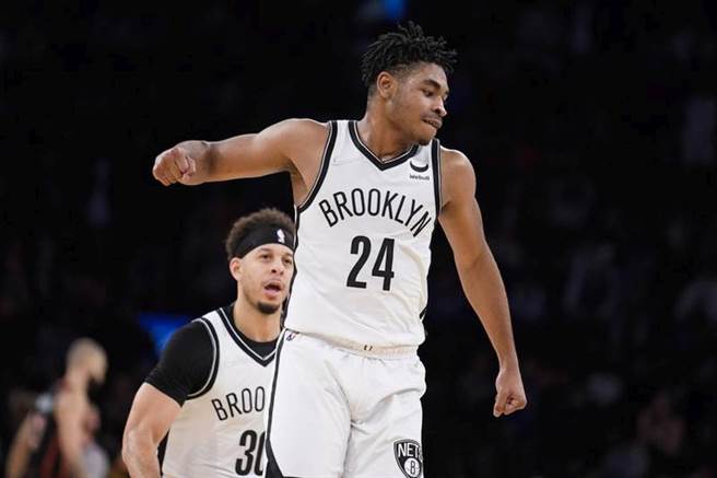 籃網Cam Thomas慶祝得分。（美聯社）