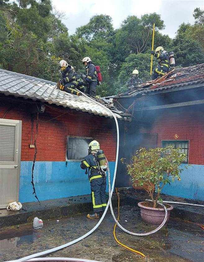 彰化市宝山路的三合院上午起火，打火弟兄爬上屋顶灭火，无人伤亡。（彰化县消防局提供／吴敏菁彰化传真）