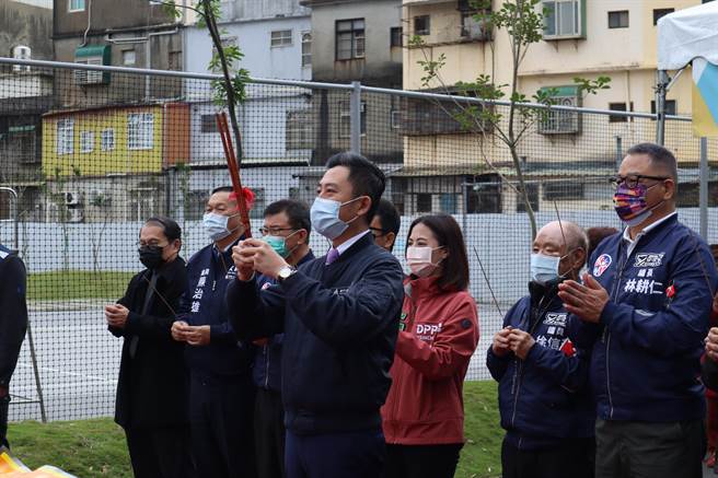 新竹市長林智堅（前）出席市政活動，再度砲轟有意參選新竹市長的在野立委。（邱立雅攝）