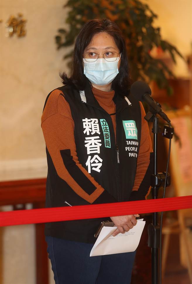 民眾黨立委賴香伶（見圖）17日在立法院宣布投入民眾黨黨內桃園市長初選，將與先前表態參選的民眾黨祕書長謝立功角逐。(劉宗龍攝)