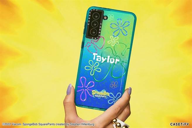 SpongeBob X CASETiFY 联名系列更推出灵感来自比奇堡深蓝色水下天空与水母田的客制化手机壳。（CASETiFY提供）