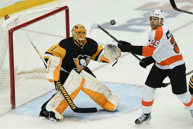 企鹅队门将Casey DeSmith(左)阻挡对手得分。（美联社资料照）