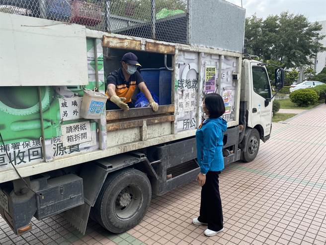 二崙乡清洁队在资源回收车的车侧开小门，让民眾从车侧就可把资收物递交给清洁队员，双方都方便。（周丽兰摄）
