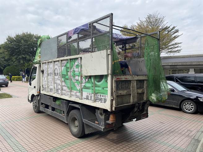 二崙乡清洁队员收到资源回收物后，在车上立即进行粗分类，车上挂了各式各样的网袋。（周丽兰摄）