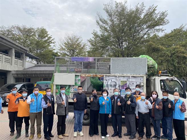 云林县长张丽善今（17日）率县府各局处长到二崙乡老人会馆举行第26次行动主管会报，二崙乡公所清洁队分享该乡垃圾全分类、零废弃的成果，关键在于改装资源回收车，让民眾方便把资源放上车，队员回收后立刻粗分类。（周丽兰摄）