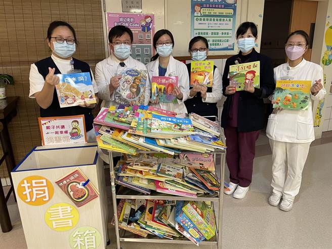 大林慈济医院妇产儿科病房日前发起院内募集童书活动，希望能为住院的妈妈与孩子共读时提供更多元的好书，短短一个多月已经募集超过200本童书。（大林慈济医院提供／张亦惠嘉县传真）