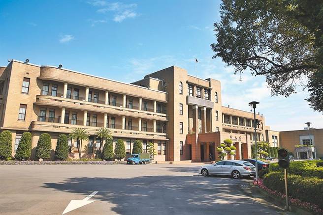 为防堵大陆高薪挖角我高科技人才，窃取核心关键技术，行政院决定提出《国家安全法》、《两岸人民关系条例》配套修法，将保护营业秘密拉高到国安层级。图为行政院。（本报资料照片）