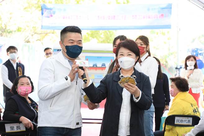 台中市長盧秀燕（右）與同黨前立委顏寬恒（左）出席在霧峰區北坑二號橋改建工程開工祈福典禮。（張妍溱翻攝）