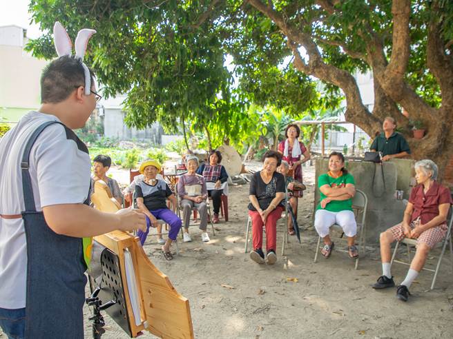 除了室内活动，绿照顾团队也将教室搬到户外，加入绘本说故事、压克力彩绘、植物染等活动。(图／中正大学提供)