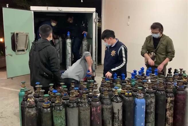 31岁萧姓男子涉嫌在新北市汐止区民宅非法贮存笑气钢瓶，新北市刑大获报追查2个月，15日会同环保局前往查缉。（翻摄画面）