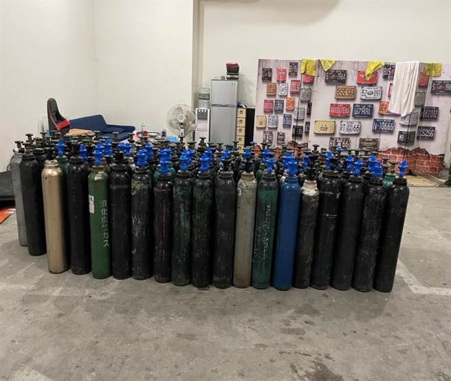 31岁萧姓男子涉嫌在新北市汐止区民宅非法贮存笑气钢瓶，新北市刑大获报追查2个月，15日会同环保局前往查缉。（翻摄画面）