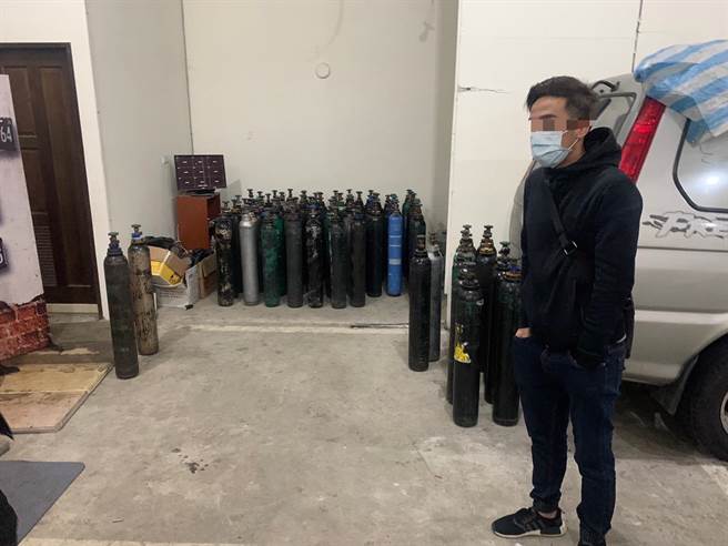 31岁萧姓男子涉嫌在新北市汐止区民宅非法贮存笑气钢瓶，新北市刑大获报追查2个月，15日会同环保局前往查缉。（翻摄画面）