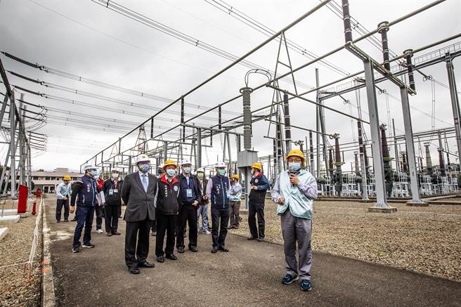 县长杨文科（左）等人访视台电峨眉超高压变电所，了解台电对地震等灾害的应变电措施。（罗浚滨摄）