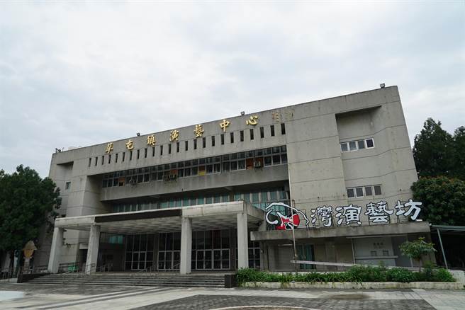 南投縣草屯鎮「台灣演藝坊」受到疫情影響，廠商紛紛出走，已經停擺將近2年時間，如今荒廢變成蚊子館。（吳建輝攝）