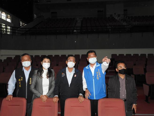 17日南投縣長林明溱、立委許淑華、鎮長簡景賢等人前往會勘，希望能讓這擁有750座位的演藝廳重生，縣長林明溱也允諾，將推動假日電影院，來活化整個演藝中心。（縣府提供／吳建輝南投傳真）