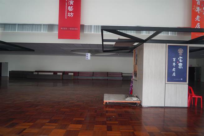 1989年建成啟用的草屯演藝中心，前身是草屯青年活動中心，也是草屯稻草工藝館，過去曾是鎮民最愛的休憩運動場所。（吳建輝攝）