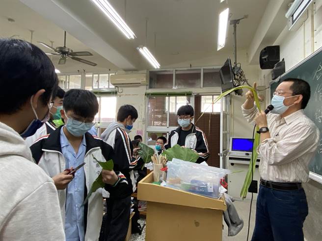 彰师大教授温育德教嘉中学生观察树叶。（廖素慧摄）
