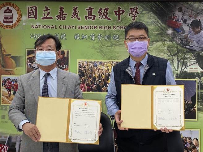 嘉中校长陈元泰（右）与彰化师范大学理学院长李奇英签署合作意向书。（廖素慧摄）