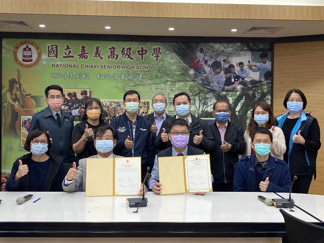 嘉中与彰化师范大学理学院团队合作。（廖素慧摄）