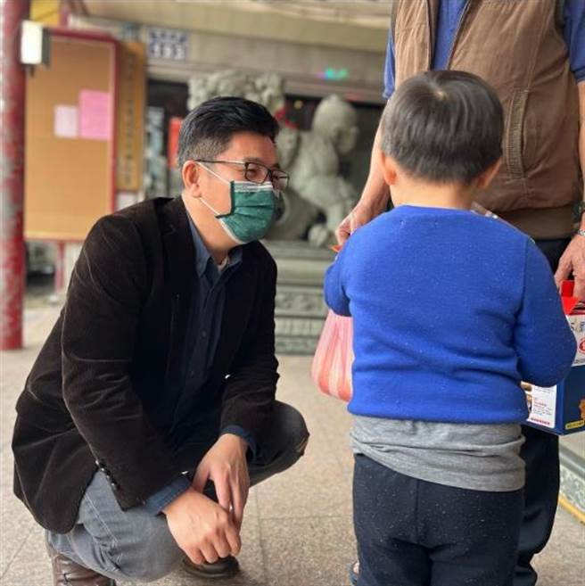 曾连任5届新竹市议员的民进党籍行政院顾问郑宏辉，赴新竹埔顶慈云庵参拜时，巧遇一名可爱的小弟弟。（图／取自郑宏辉IG）