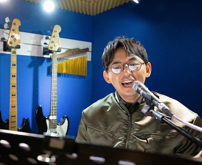 黃子佼今為3月26日舉辦的80年代爵士音樂會練團彩排。（響地音樂提供）