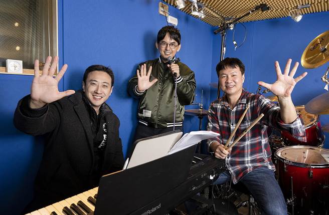 黃子佼今為3月26日舉辦的80年代爵士音樂會練團彩排。（響地音樂提供）