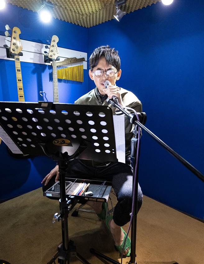 黃子佼今為3月26日舉辦的80年代爵士音樂會練團彩排。（響地音樂提供）