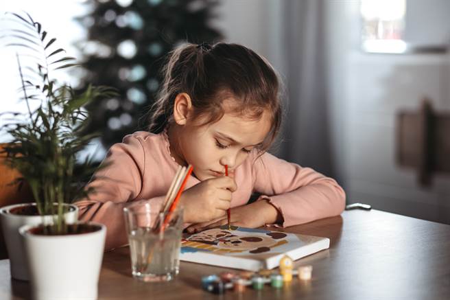 4歲女兒在法庭上直接「畫出」當時場景，1張是她被父親壓頭強迫口交，另1張是她內心崩潰、憤怒的意象圖，法官最後判男子8年4月徒刑。（示意圖/Shutterstock提供）
