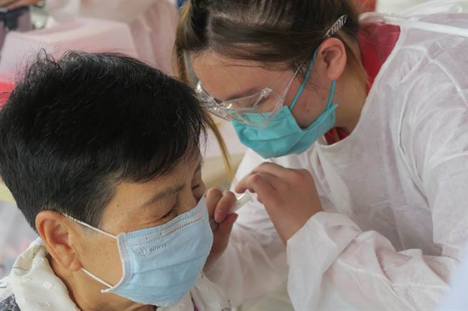 國外統計約有5％女性在接種完新冠疫苗後，會出現部分淋巴結腫大的情形，通常幾周內就會恢復。但若持續腫大甚至多的部分有腫塊，就須盡快就醫檢查是否為血栓引起，或是有其他病因造成。（照片非當事人，謝瓊雲攝）