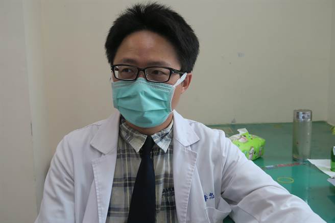 彰化醫院乳房外科醫師李忠懷強調，黃小姐因打新冠疫苗右側乳房和腋下腫大而就醫檢查，推估右乳與右腋下的腫瘤已存在好幾個月並發生轉移，並非是打疫苗引起，只是平時未多加注意。（謝瓊雲攝）