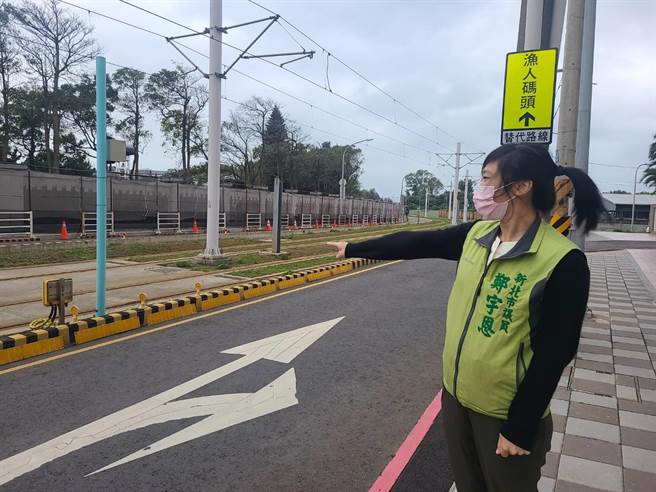 淡水渔人码头轻轨人行道夜间施工惹民怨，新北市议员郑宇恩协调，改为日间施工（戴上容摄）