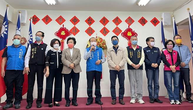 国民党台中市党部17日举办新春团拜，秘书长黄健庭到场并与地方民代与党员座谈交流。（国民党台中市党部提供）