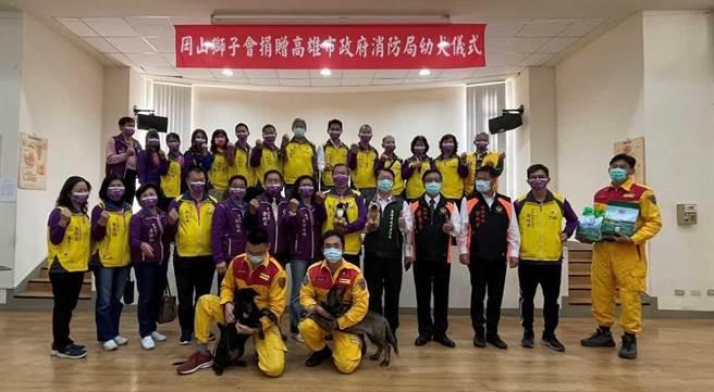 2工作幼犬加入搜救犬训练行列。（高雄市消防局提供／洪靖宜高雄传真）