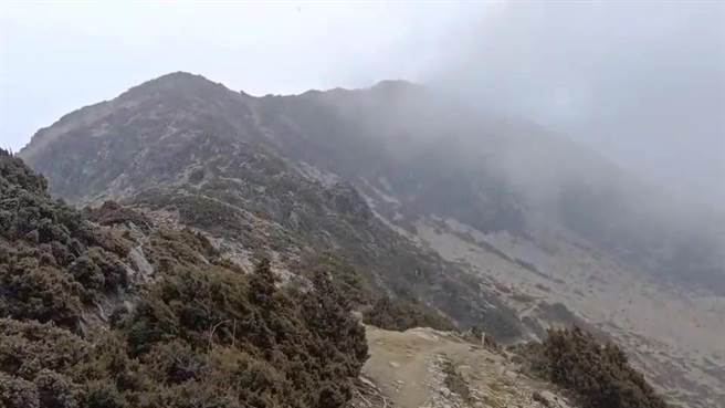 海端乡嘉明湖山屋17日中午竟飘下雪花和冰霰，许多山友意外目睹雪景，惊喜直呼「赚到了」。（嘉明湖熊出没企业社厨师黄宏宇提供）