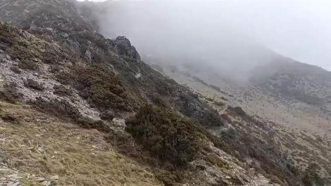 海端乡嘉明湖山屋17日中午竟飘下雪花和冰霰，许多山友意外目睹雪景，惊喜直呼「赚到了」。（嘉明湖熊出没企业社厨师黄宏宇提供）