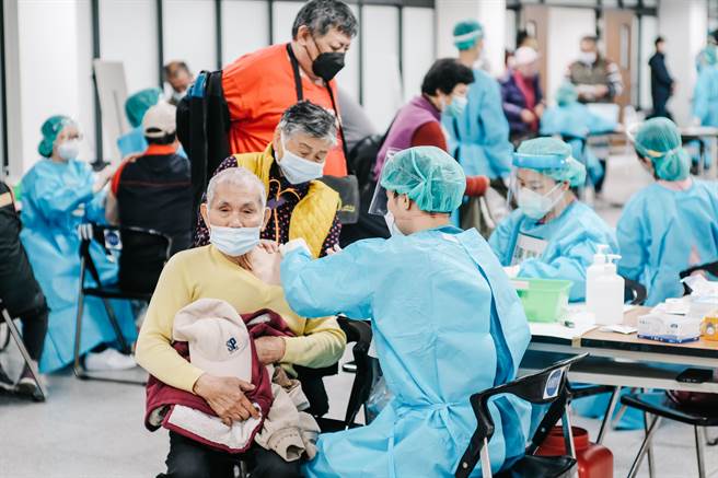 卫福部去年宣布，医护人员染疫赔偿从35万调高到100万元，但目前通过审核的38个案件中，平均只获得10万元赔偿，遭外界质疑「说一套做一套」，为此陈时中回应，100万元是上限，实际补偿多少由审议小组作最平衡的考虑。(资料照/郭吉铨摄)