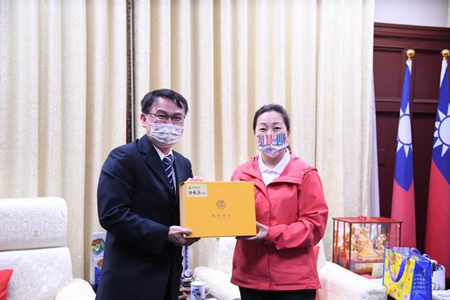 空大校长陈松柏（左）计画朝全民终身学习的方向规画台观校地，拜会县长徐榛蔚（右）寻求合作。（花莲县府提供／王志伟花莲传真）