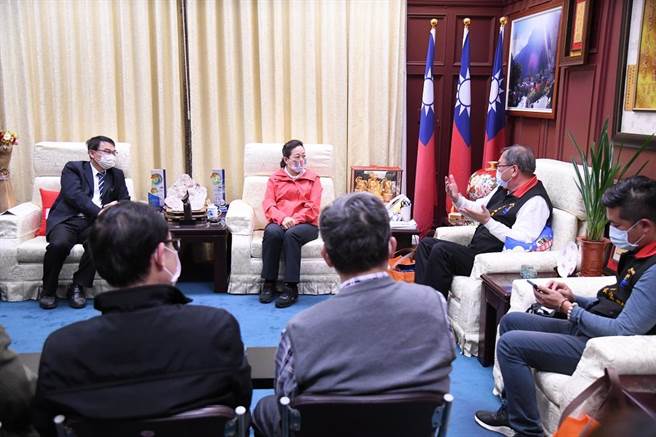 花莲县长徐榛蔚会见国立空中大学校长陈松柏等人，双方深度交流，期盼双方合作为，让「台观」校区有效利用。（花莲县府提供／王志伟花莲传真）