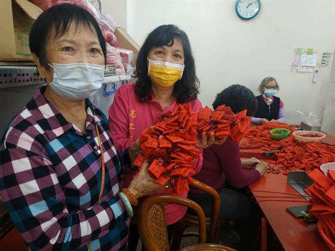 云林县北港朝天宫新春至元宵送出逾30万个香火袋，全靠阿嬷志工手工制作。（张朝欣摄）