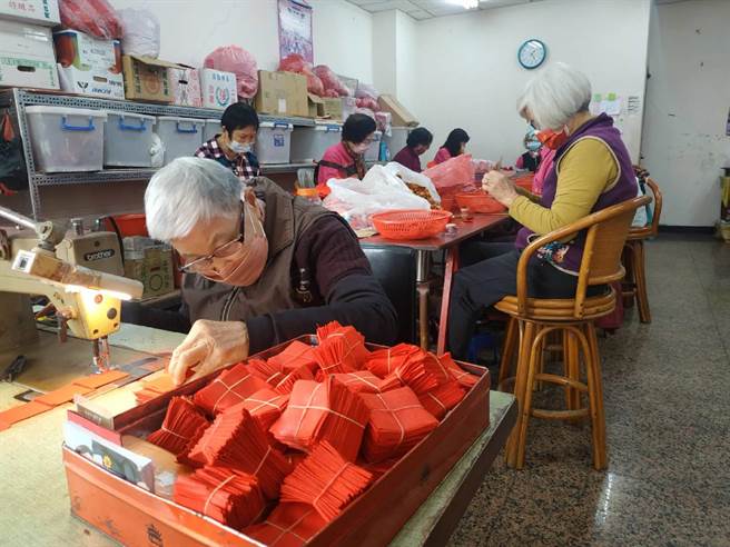 云林县北港朝天宫新春至元宵送出逾30万个香火袋，全靠阿嬷志工手工制作。（张朝欣摄）